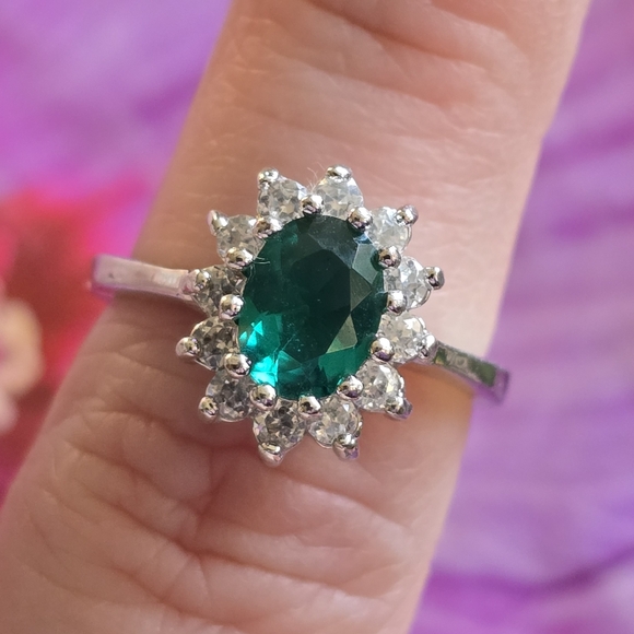 Vintage EDCO ring green gem halo silver tone cocktail retro Princess Diana - Picture 2 of 9